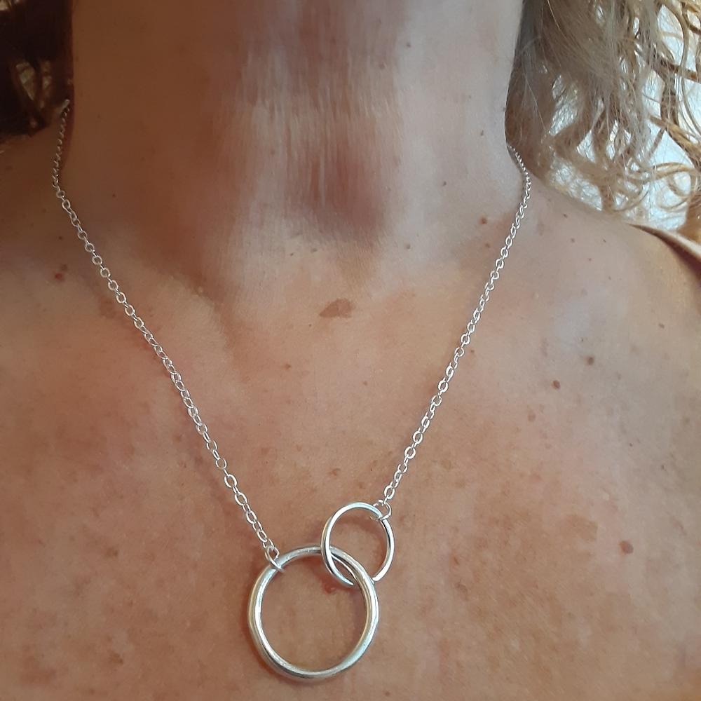 Necklace interlocking infinity